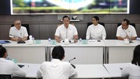 Sehari sebelumnya AHY resmi dilantik Presiden Joko Widodo menjadi Menteri ATR/Kepala BPN menggantikan Hadi Tjahjanto yang dilantik menjadi Menko Polhukam. AHY bersama Wakil Menteri Raja Juli Antoni, dan para pejabat Kementerian ART/BPN kompak memakai kemeja putih saat rapat.