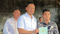 Blusukan lewat gang sempit, AHY dalam kunjungan kerja pertamanya ini, bertemu dan berdialog dengan masyarakat. AHY memastikan proses sertifikasi tanah di daerah berjalan dengan baik.