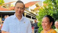 Penyerahan sertifikat berlangsung secara door to door kepada masyarakat yang berprofesi sebagai tukang kayu, petani dan nelayan.