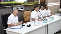 Menteri Agraria dan Tata Ruang/Kepala Badan Pertanahan Nasional Agus Harimurti Yudhoyono saat memimpin rapat perdana bersama jajaran pejabat Kementerian ATR/BPN, Kamis (22/2/2024).
