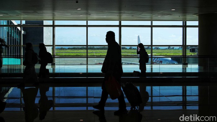 Sejumlah penumpang tiba di Bandara Udara Internasional Yogyakarta (YIA), Kulon Progo, Yogyakarta, Kamis (22/2/2024). Jumlah penumpang di Bandara Yogyakarta International Airport (YIA) pada tahun ini ditargetkan mencapai 5,8 juta orang. Untuk merealisasikannya, pengelola bandara berencana menambah penerbangan internasional.