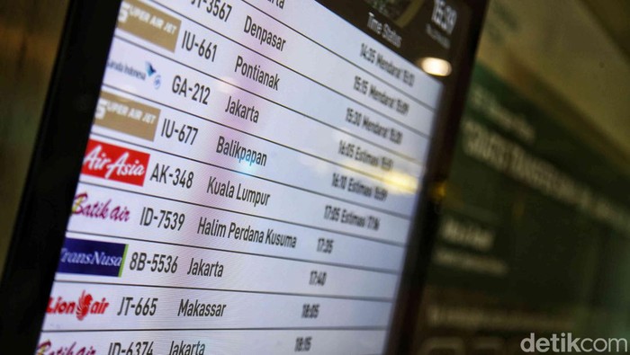 Sejumlah penumpang tiba di Bandara Udara Internasional Yogyakarta (YIA), Kulon Progo, Yogyakarta, Kamis (22/2/2024). Jumlah penumpang di Bandara Yogyakarta International Airport (YIA) pada tahun ini ditargetkan mencapai 5,8 juta orang. Untuk merealisasikannya, pengelola bandara berencana menambah penerbangan internasional.