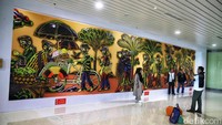 Sejumlah penumpang asyik foto-foto di Bandara YIA.