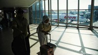 Sejumlah penumpang tiba di Bandara Udara Internasional Yogyakarta (YIA), Kulon Progo, Yogyakarta, Kamis (22/2/2024).