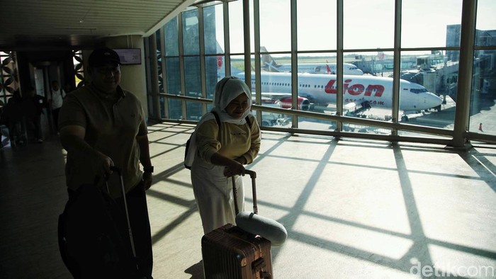 Sejumlah penumpang tiba di Bandara Udara Internasional Yogyakarta (YIA), Kulon Progo, Yogyakarta, Kamis (22/2/2024). Jumlah penumpang di Bandara Yogyakarta International Airport (YIA) pada tahun ini ditargetkan mencapai 5,8 juta orang. Untuk merealisasikannya, pengelola bandara berencana menambah penerbangan internasional.