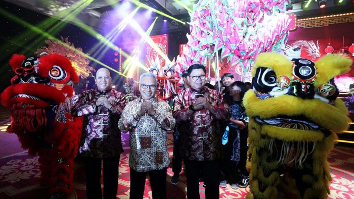 Bank Mandiri Rayakan Tahun Baru Imlek Bersama Nasabah Owner Palma Serasih Sohat Chairil, Owner Meta Graha Dinamika Group Hardi Sasmita, Managing Director Ciputra Group Budiarsa Satrawinata, Direktur Utama Bank Mandiri Darmawan Junaidi, Owner Tunas Group Anton Setiawan, Pemilik Alfamart Group Djoko Susanto, dan Managing Director Lippo Karawaci John Riady saat memperagakan salam soja pada perayaan Lunar New Year 2575 di Jakarta, Rabu (21/2) malam.