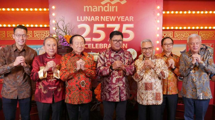 Bank Mandiri Rayakan Tahun Baru Imlek Bersama Nasabah Owner Palma Serasih Sohat Chairil, Owner Meta Graha Dinamika Group Hardi Sasmita, Managing Director Ciputra Group Budiarsa Satrawinata, Direktur Utama Bank Mandiri Darmawan Junaidi, Owner Tunas Group Anton Setiawan, Pemilik Alfamart Group Djoko Susanto, dan Managing Director Lippo Karawaci John Riady saat memperagakan salam soja pada perayaan Lunar New Year 2575 di Jakarta, Rabu (21/2) malam.