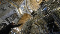 Baldachin dianggap sebagai salah satu karya seni multi-material paling rumit sepanjang masa, dengan marmer, perunggu, kayu, emas, dan besi. Restorasi ini akan bergantung pada keahlian para pemulih Museum Vatikan, dengan 12 orang di antaranya mengerjakan struktur tersebut pada satu waktu. Ini menandai karya komprehensif pertama mengenai Baldachin setinggi 10 lantai dalam 250 tahun.