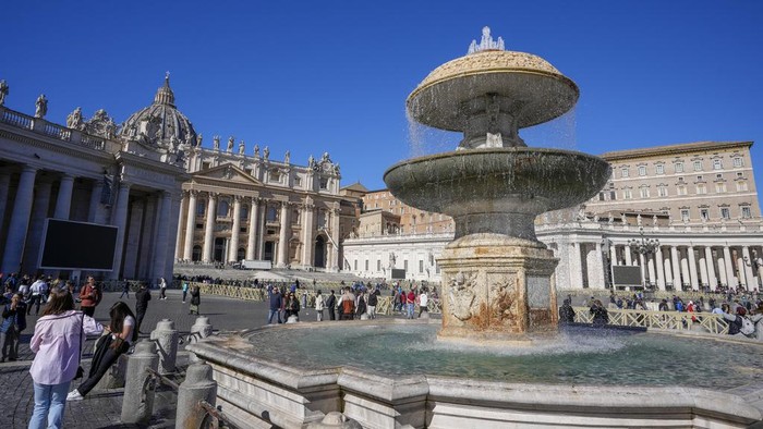 Basilika Monumental di Vatikan Mulai Direstorasi, Begini Potretnya Workmen mount scaffolding around the 17th century, 95ft-tall bronze canopy by Giovan Lorenzo Bernini surmounting the papal Altar of the Confession in St. Peter's Basilica at the Vatican, Wednesday, Feb. 21, 2024. Works have started for year-long, 700,000 euro restoration of the monumental baldacchino, or canopy, of St. Peter's Basilica, pledging to complete the first comprehensive work on Bernini's masterpiece in 250 years before Pope Francis' big 2025 Jubilee. (AP Photo/Andrew Medichini)