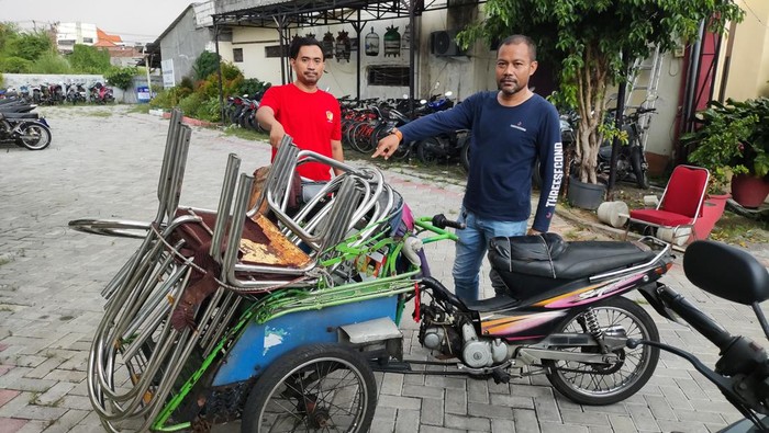 Becak motor milik Nurdin yang mengangkut kursi curian diamankan di Polsek Sawahan Surabaya