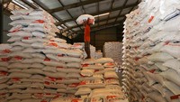 Beras itu akan didistribusikan ke NTT dan NTB.   