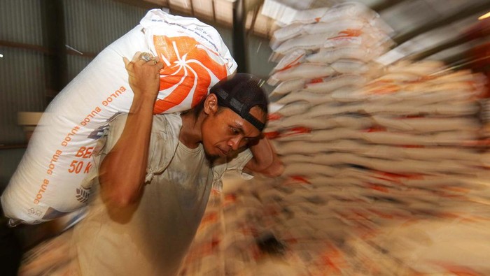 Pekerja menata beras di Gudang Bulog Ketapang, Banyuwangi, Jawa Timur, Kamis (22/2/2024). Perum Bulog Cabang Banyuwangi kembali menerima kiriman beras impor dari Thailand sebanyak 15.000 ton yang akan didistribusikan ke NTT dan NTB. ANTARA FOTO/Budi Candra Setya/aww.