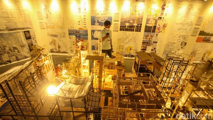 Pengunjung melihat contoh bangunan dalam pameran Indonesia Architecture Exhibition and Conference (ARCHD:ID) 2024 di Indonesia Convention Exhibition (ICE) BSD City, Kabupaten Tangerang, Banten, Kamis (22/2/2024).