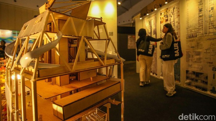Berkunjung ke Pameran Arsitektur Terbesar di Indonesia Pengunjung melihat contoh bangunan dalam pameran Indonesia Architecture Exhibition and Conference (ARCHD:ID) 2024 di Indonesia Convention Exhibition (ICE) BSD City, Kabupaten Tangerang, Banten, Kamis (22/2/2024).