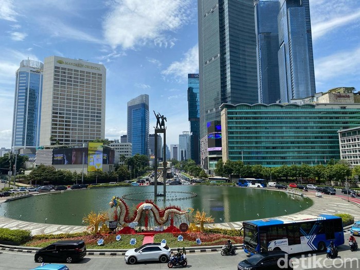 Birunya Langit Jakarta Menjelang Musim Kemarau
Kamis (22/2/2024) pukul 10.00 WIB - Bundaran HI