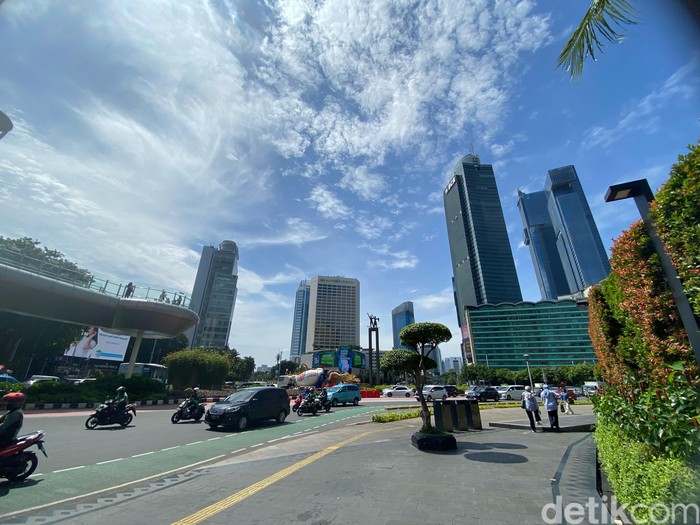 Birunya Langit Jakarta Menjelang Musim Kemarau
Kamis (22/2/2024) pukul 10.00 WIB - Bundaran HI