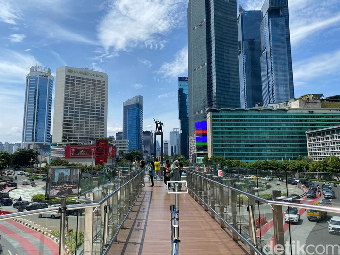 Birunya Langit Jakarta Menjelang Musim Kemarau
Kamis (22/2/2024) pukul 10.00 WIB - Bundaran HI