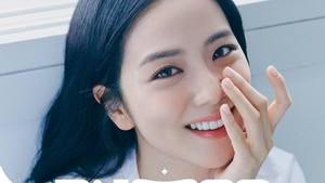 Senyum bahagia Jisoo yang cantik bak malaikat di foto resmi yang dirilis BLISSOO. (Foto: dok. BLISSOO)