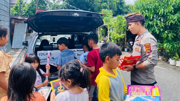 Brigadir Lalu Gilang membuat perspustakaan keliling di Mataram