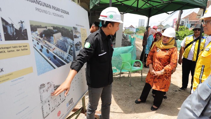 Bupati Sleman, Kustini Sri Purnomo meninjau langsung proyek Pasar Godean, Sleman, Kamis (22/2/2024).