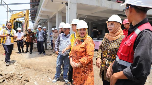 Bupati Sleman, Kustini Sri Purnomo meninjau langsung proyek Pasar Godean, Sleman, Kamis (22/2/2024).