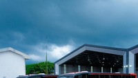 Secara dimensi, bus ini memiliki panjang 13,5 m, tinggi 14,5 m, dan lebar 2,5 m. Dimensi ini sama seperti dimensi bus double  decker Adiputro pada umumnya. Bus Juragan99 Trans ini tetap mengusung warna dominan hitam yang dikombinasi grafis livery berwarna merah. Foto: Dok. PO Juragan99 Trans
