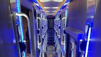 Ragam fasilitas lain yang bisa dinikmati di setiap bangku penumpang sepanjang perjalanan adalah, fitur getaran pijat di setiap seat, earphone, foldable table, perlengkapan tidur (bantal, guling dan selimut), televisi 24-inch, dan hot towel. Foto: Dok. PO Juragan99 Trans