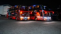 Secara eksterior, bus tampil gagah dan istimewa sebagai paduan dari sasis Volvo B11R terbaru, yang tentunya memiliki tarikan lebih nyaman, berpadu dengan karoseri baru gabungan SDD DC (Super Double Decker Dream Coach) rancangan Adiputro. Foto: Dok. PO Juragan99 Trans