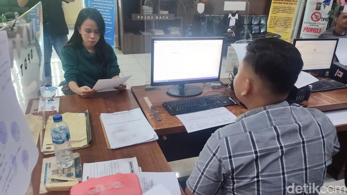 Cyntia Salsabillah (25), wanita di Palembang menjadi korban penipuan dan penggelapan pinjam sewa kamera dari pelanggannya.