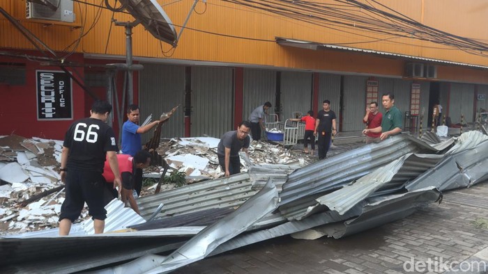 Dampak kerusakan akibat tornado di Bandung-Sumedang.