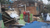Tak hanya atap, ada bangunan kios yang rata dengan tanah. (Foto: Wisma Putra/detikJabar)