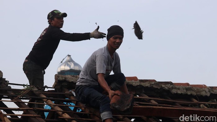 Dampak kerusakan akibat tornado di Bandung-Sumedang. Dampak kerusakan akibat tornado di Bandung-Sumedang.