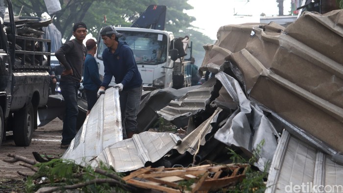 Dampak kerusakan akibat tornado di Bandung-Sumedang.