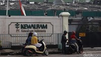 Atap sebuah pabrik juga rontok tersapu angin puting beliung. (Foto: Wisma Putra/detikJabar)