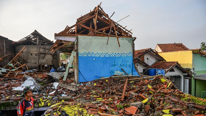 Foto udara kawasan industri yang terdampak angin puting beliung di Kabupaten Sumedang, Jawa Barat, Kamis (22/2/2024). BPBD Provinsi Jawa Barat mencatat, bencana angin puting beliung yang terjadi di Kabupaten Sumedang dan Kabupaten Bandung tersebut mengakibatkan 97 rumah dan 17 unit bangunan pabrik mengalami kerusakan serta 413 kepala keluarga terdampak dan 31 orang dilarikan ke rumah sakit. ANTARA FOTO/Raisan Al Farisi/aww.