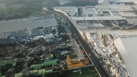 Foto udara kawasan industri yang terdampak angin puting beliung di Kabupaten Sumedang, Jawa Barat, Kamis (22/2/2024).