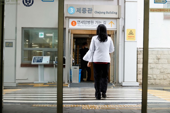 Dokter di Korsel Mogok Kerja, Aktivitas di RS Terganggu A medical worker walks at Severance Hospital in Seoul, South Korea, February 21, 2024. REUTERS/Kim Soo-Hyeon