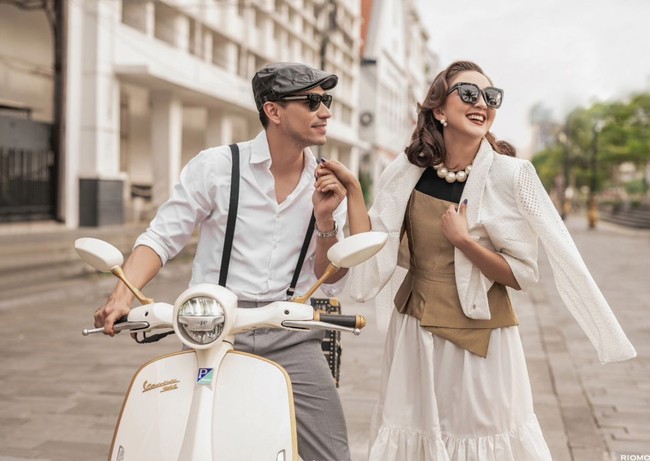 Dengan bantuan fotografer Rio Motret, Donna dan Darius kompak dan mesra bak ABG kasmaran. “Ada ABG lagi kasmaran,” komentar salah seorang netizen. “Makanya dua2nya makin berumur makin awet muda, seromatis ini senantiasa,” tambah netizen lain. Foto: Instagram/@dagnesia