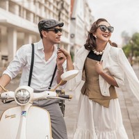 Dengan bantuan fotografer Rio Motret, Donna dan Darius kompak dan mesra bak ABG kasmaran. “Ada ABG lagi kasmaran,” komentar salah seorang netizen. “Makanya dua2nya makin berumur makin awet muda, seromatis ini senantiasa,” tambah netizen lain. Foto: Instagram/@dagnesia