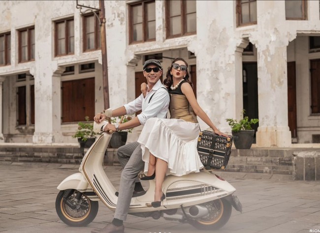 Sudah menikah sejak tahun 2006, hingga kini Darius dan Donna masih terlihat mesra. Keduanya pun kerap dipuji sebagai couple goals dan banyak diidolakan. Foto: Instagram/@dagnesia