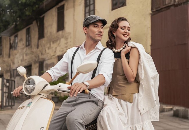 Meski sudah memiliki 3 orang anak, namun Darius dan Donna sama-sama masih terlihat awet muda. Lihat saja dalam foto yang satu ini, keduanya masih terlihat bak masih pacaran kan? Foto: Instagram/@dagnesia