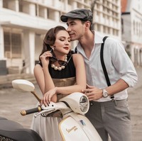 Donna sendiri tampil menawan dengan riasan dari MUA Rama Jee. Dengan lipstik bold berwarna merah tua dan gaya rambut vintage, Donna terlihat begitu cantik. Foto: Instagram/@dagnesia