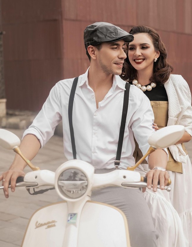 Sementara Darius terlihat tampan dengan kemeja putih yang dipadukan dengan celana abu-abu dan suspender. Penampilannya itu juga dilengkapi dengan topi berwarna hitam. Foto: Instagram/@dagnesia