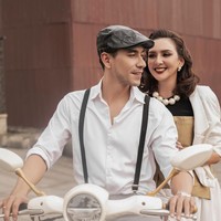 Sementara Darius terlihat tampan dengan kemeja putih yang dipadukan dengan celana abu-abu dan suspender. Penampilannya itu juga dilengkapi dengan topi berwarna hitam. Foto: Instagram/@dagnesia