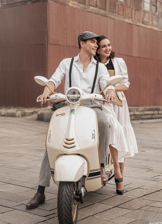 Melihat keharmonisan keluarga Donna dan Darius, tak sedikit yang berharap bisa memiliki keluarga seperti keluarga Donna dan Darius. “Dari dulu until here couple ini selalu bikin iri GBU, anyway,” komentar salah seorang netizen. Foto: Instagram/@dagnesia