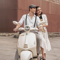 Melihat keharmonisan keluarga Donna dan Darius, tak sedikit yang berharap bisa memiliki keluarga seperti keluarga Donna dan Darius. “Dari dulu until here couple ini selalu bikin iri GBU, anyway,” komentar salah seorang netizen. Foto: Instagram/@dagnesia