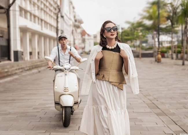 Beberapa waktu lalu melalui akun Instagram pribadinya pasangan artis Donna Agnesia dan Darius Sinathrya membagikan hasil pemotretan terbaru mereka dengan tema vintage. Keduanya tampil menawan dan banjir pujian netizen. Foto: Instagram/@dagnesia