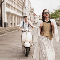 Beberapa waktu lalu melalui akun Instagram pribadinya pasangan artis Donna Agnesia dan Darius Sinathrya membagikan hasil pemotretan terbaru mereka dengan tema vintage. Keduanya tampil menawan dan banjir pujian netizen. Foto: Instagram/@dagnesia