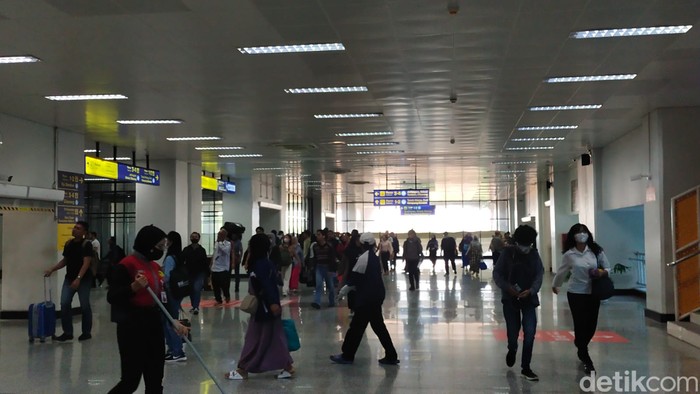 Eskalator di Stasiun Manggarai sempat eror berbalik arah dan bikin orang-orang pada jatuh. (Tina Susilawati/detikcom)