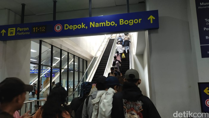 Eskalator di Stasiun Manggarai sempat eror berbalik arah dan bikin orang-orang pada jatuh. (Tina Susilawati/detikcom)